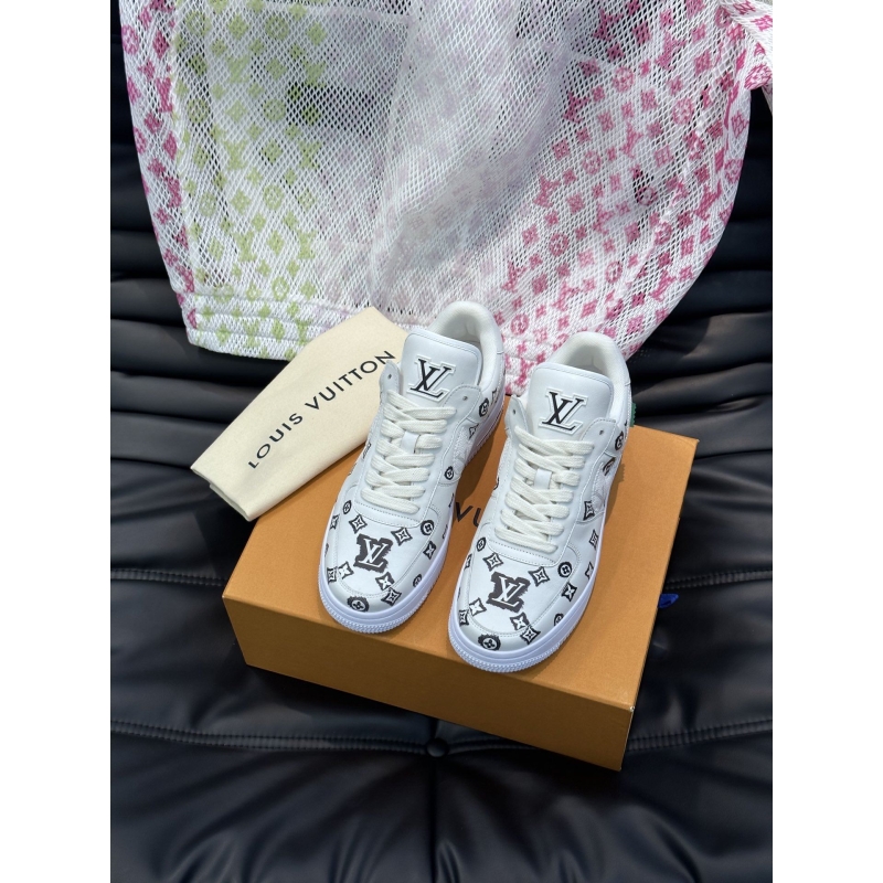 l**is V*t*n sneakers